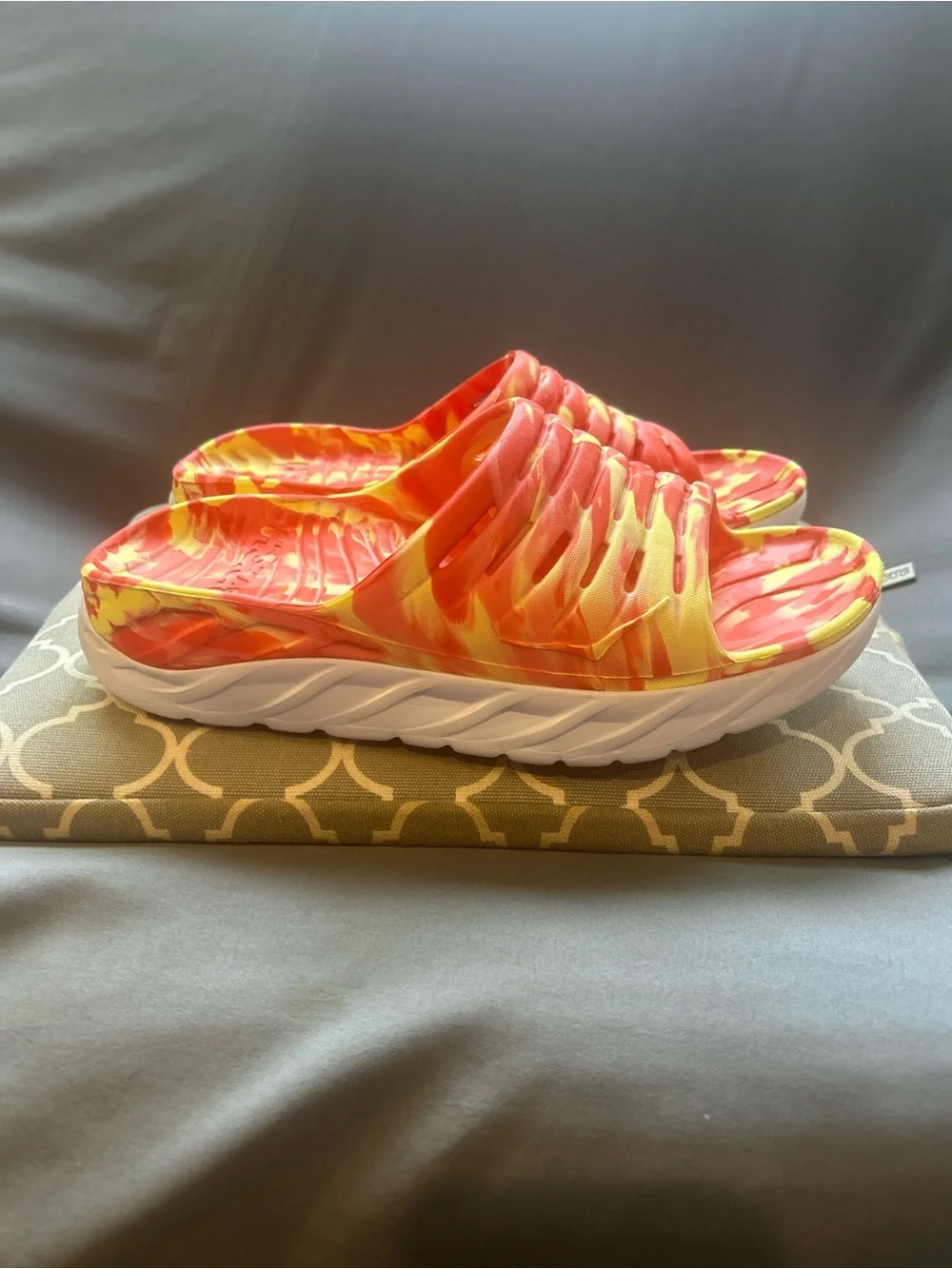 HOKA ONE ONE ORA Recovery Slide (LIKE NEW) (Sz 8 M / 10 W)